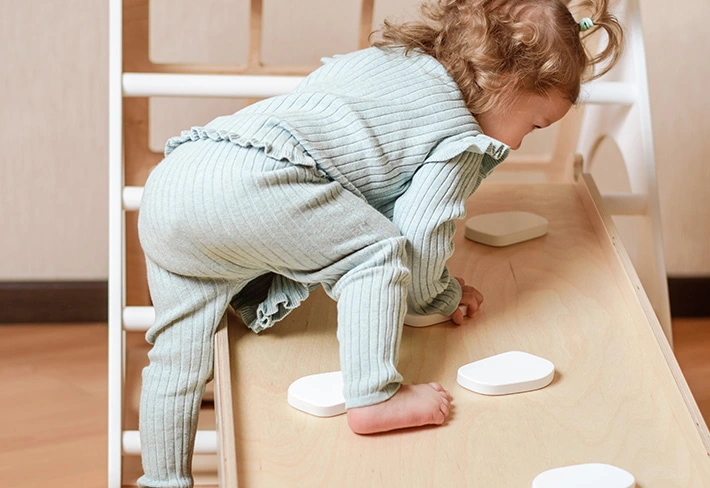Identifier les criteres d'un mobilier, d'un equipement et d'un espace adaptes aux caractéristiques corporelles de l'enfant.